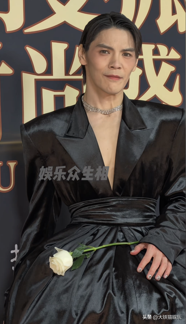 北京这一晚，55岁刘奕君秒了41岁向佐，才懂男人刚阳硬朗的魅力