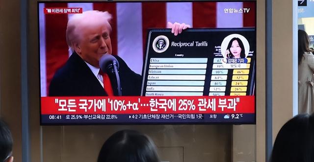 中美会谈结束不到24小时，特朗普再下一城，韩国“举白旗”：15%+4500亿，相比起高额关税，美国现在更想要钱