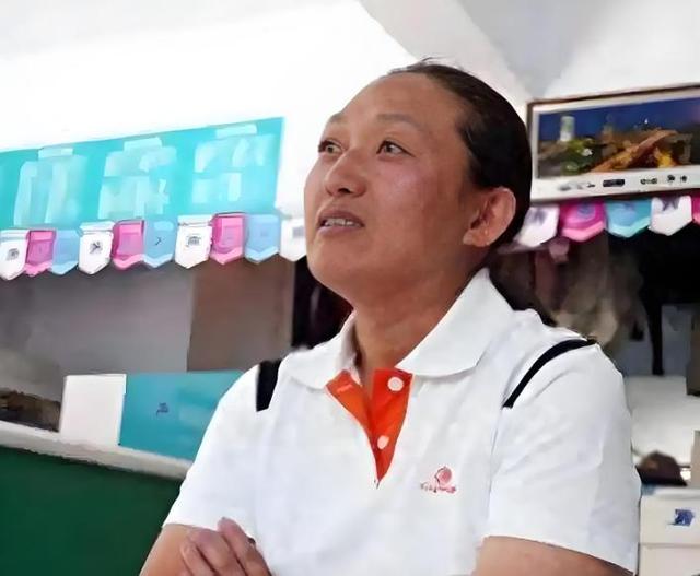 她是9枚金牌的冠军，被教练下药终身不育，退役后当搓澡工嫁和尚