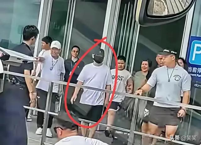 郭德纲一家现身上海，王惠穿绿裙胖到没脖子、10岁郭汾阳长歪了