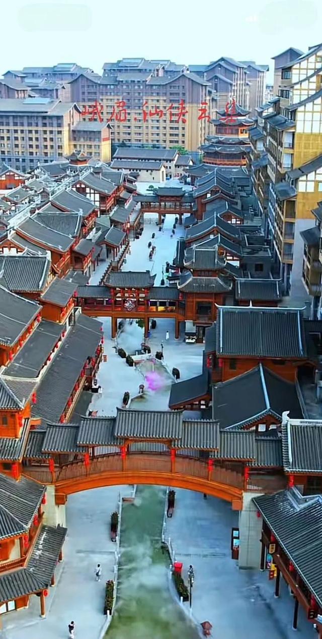 峨眉山前新开发的文旅项目人气旺盛，可我目睹却人气低落