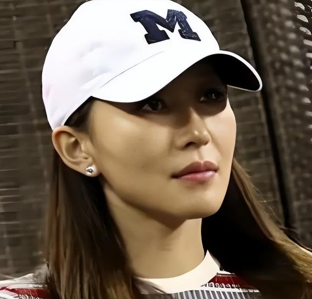 34岁东北姑娘拿下81岁全球首富，长得很漂亮，一年抱俩娃身价上亿