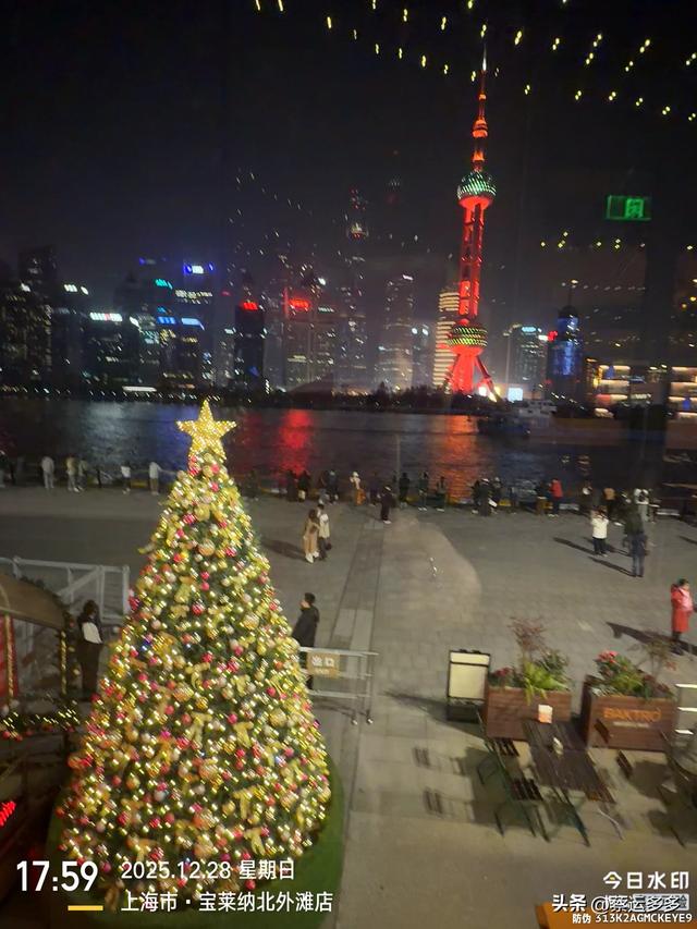 在北外滩，与圣诞和黄浦江撞个满怀