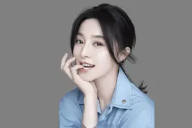 消失六年后，范冰冰在泰国坐三蹦子游街，40度高温下狂擦汗图片