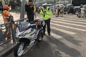 太原/擅自改造排气筒，骑手被罚图片