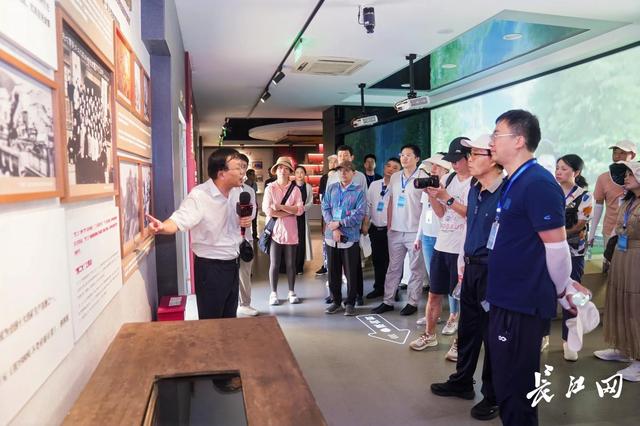 “亚洲第一天坑”焕新颜：废矿坑变身4A景区，年吸客80万人次