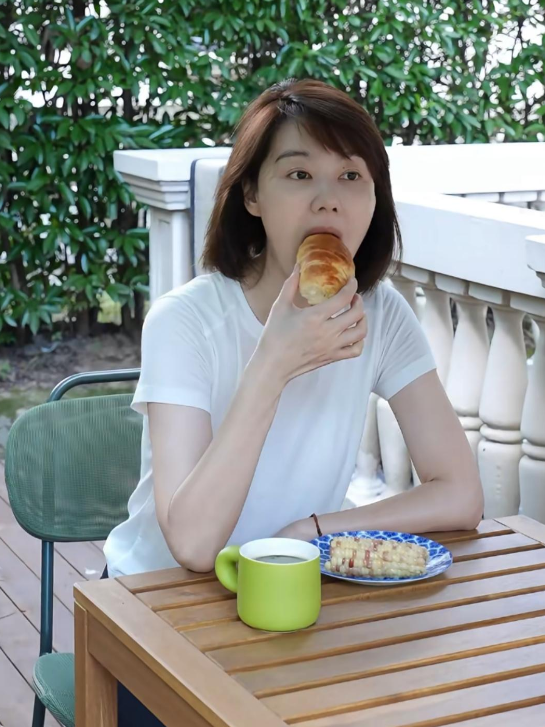 央视女主持人上海豪宅曝光，三层别墅带俩院子，新婚一年生活滋润
