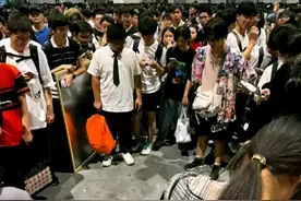 逼急了！男子上海漫展现场脱裤拉稀，多人被喷大便，保安被骂惨图片