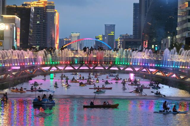宁波东部新城夏夜“流动油画”