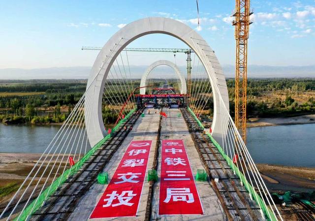 伊犁河上架起新通道 “两霍两伊”连通再提速
