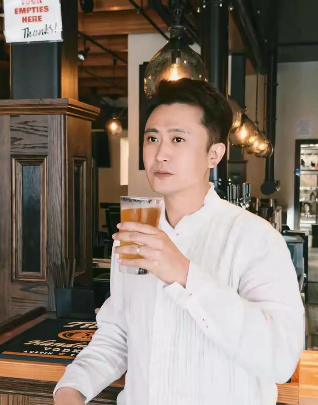 真奢侈！央视主持人国外游，携妻女高调炫海外生活，被骂网友骂惨