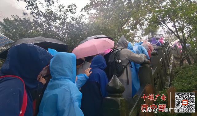 “水墨丹青”醉游人！武当山迎来“双节”客流高峰