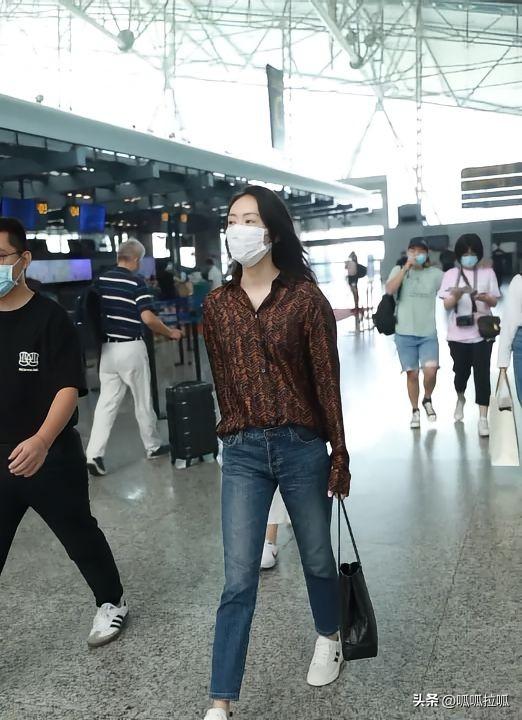 别眨眼！女星穿紧身牛仔裤狂炫身材，细腰翘臀的暴击谁顶得住