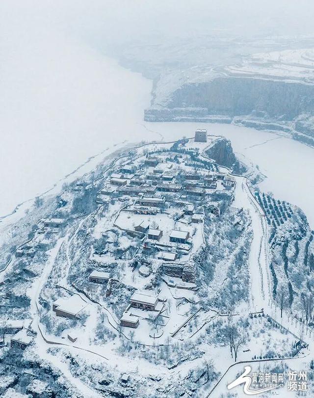 长城“牵手”黄河！偏关老牛湾大雪刷屏