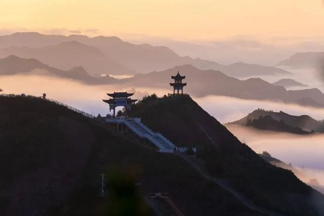 西和云华山：朝看日升云海间 暮观日落染层山