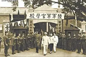 秋收起义部队的军事主官是黄埔军校科班生，但打仗还是不如毛主席图片