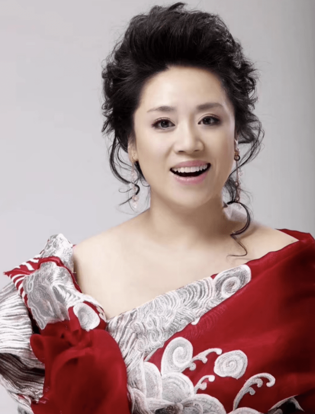 宋祖英近照不是因美人迟暮是她眼里没了曾经的甜与纯。