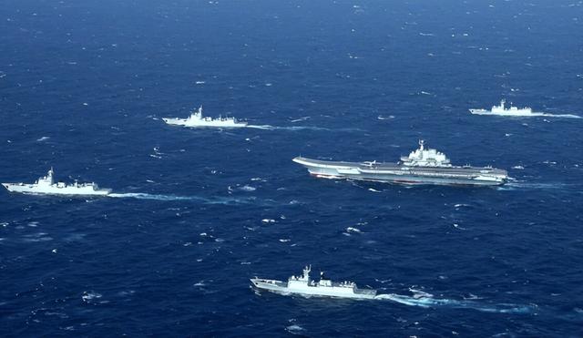 中美航母“历史性会师”？解放军百艘舰艇出动，西太乱成了一锅粥