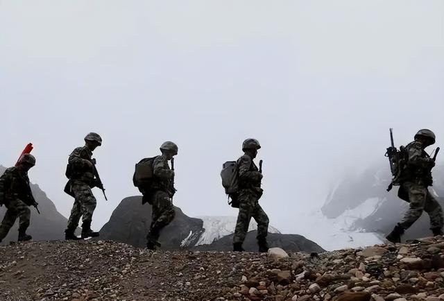 中印边境无人哨兵上岗，印度人笑它是稻草人，军方却笑不出来