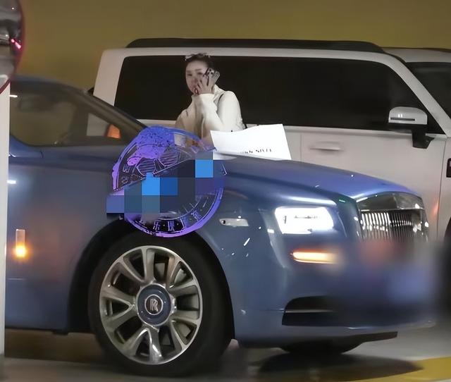 40岁李小萌北京逛街，开五六百万劳斯莱斯，王雷大连富二代不差钱