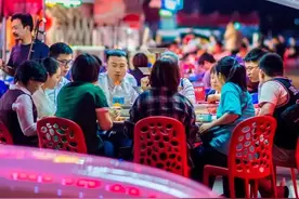 女子夜宵遭遇陌生男子骚扰：拒绝且被威胁图片