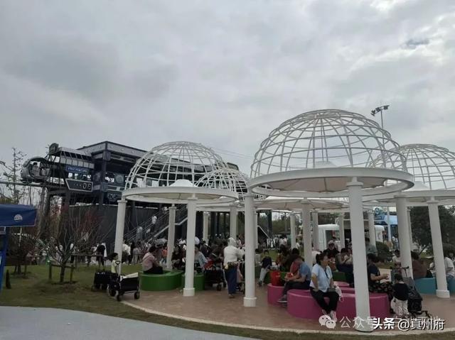 仪征熊猫乐园国庆首日一万多人来打卡!