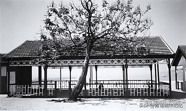 青岛海水浴场的一座凉亭，毛主席曾在此主持召开中央最高级别会议
