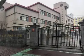 小学校长涉配餐费回扣被查，当地教职工“2元早餐”被质疑抢了学生午餐的肉图片