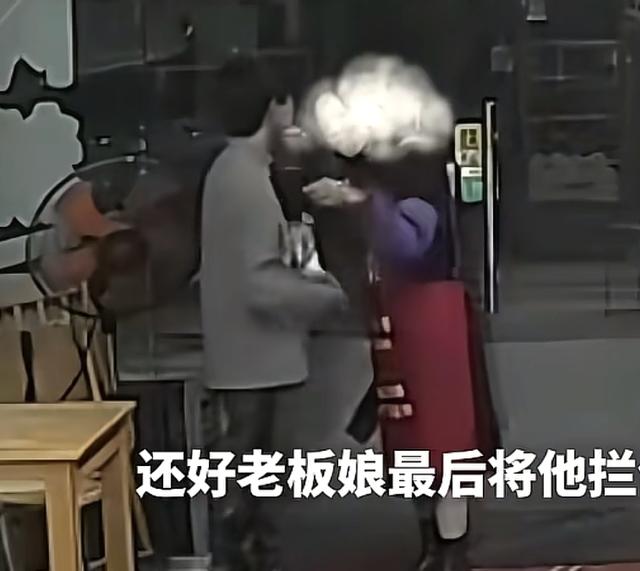 提刀拦门！知道原因的网友:“老板娘做的太对了，早就该这样！”