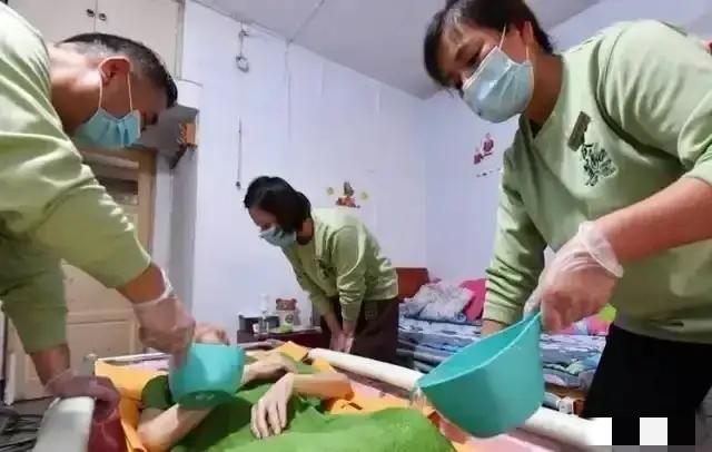 陕西女子专为老人提供服务，500元一次，常抱怨：身上全是烂疮