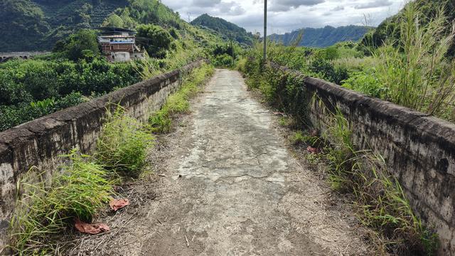 松口到蕉岭福建上杭的要道上，被荒废的清代石拱桥五星桥