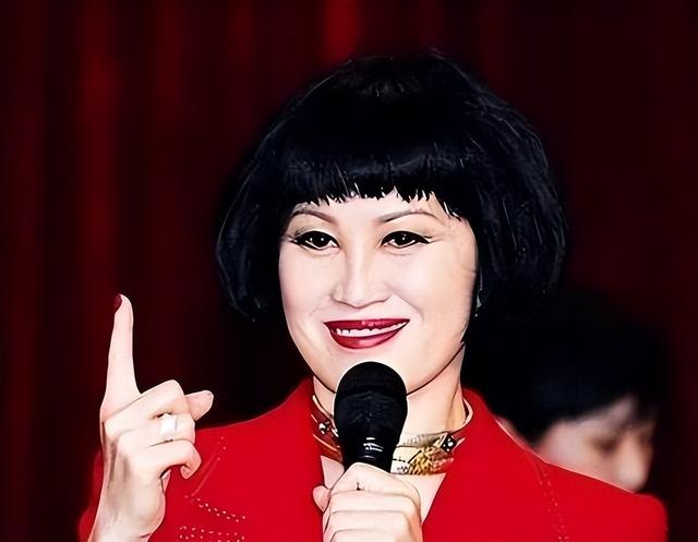 她稳坐春晚前排20年，一人住6层别墅，76岁未婚无子恋上50岁老外