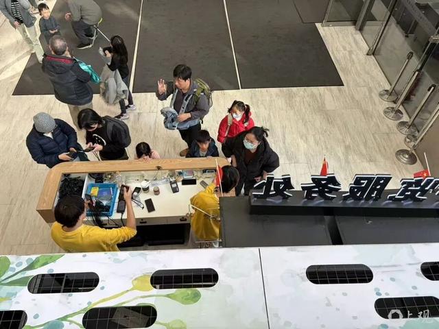 上海自然博物馆10余名“野讲解”大肆拉客收费，却没人管？