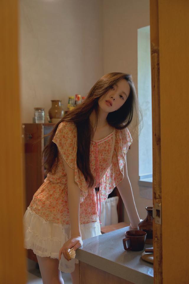 主持人李瑜居家私房写真，纯欲迷人