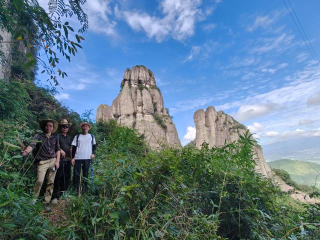 仙居县饭蒸岩景区，横看成岭侧成峰，远近高低各不同