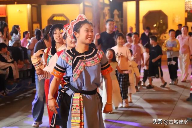 共点篝火、三县狂欢！7.18→8.20！建水、元阳、石屏彝族火把节狂欢指南，每日精彩不重样