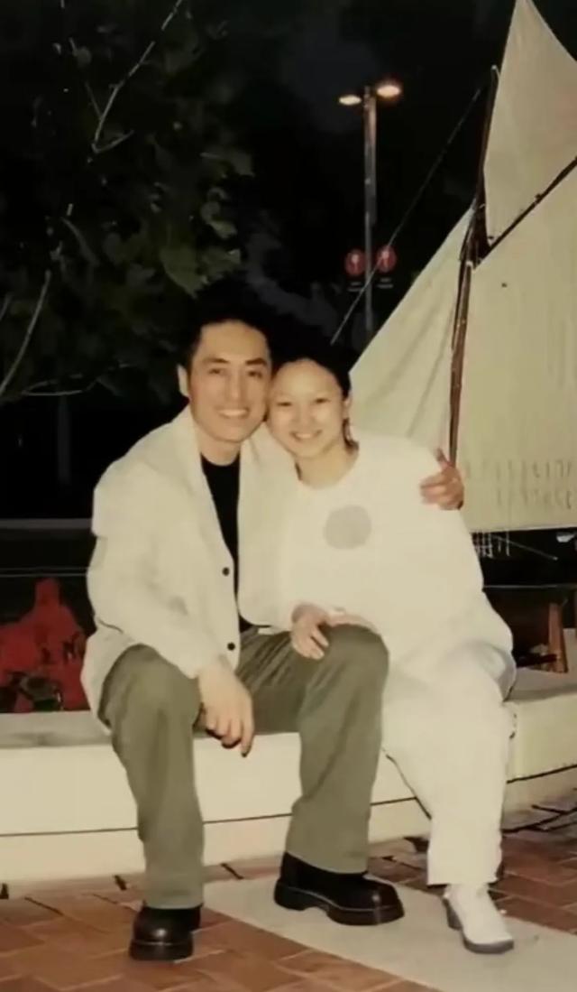 张艺谋和巩俐合影，张艺谋和陈婷合影，生理性喜欢显而易见
