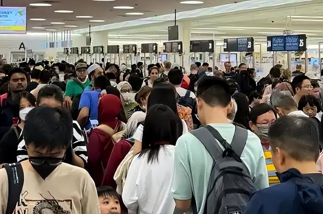 不听劝去日本的游客慌了，滞留机场连吃饭都成问题，当初为啥要去