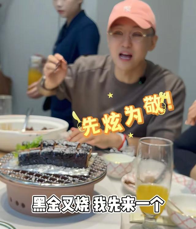 程成为了方琼53岁仍不娶妻？两人合体吃饭，嬉笑打闹感情实在太好