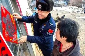 衣服上一块块汗渍都是他巡边后留下的痕迹……图片