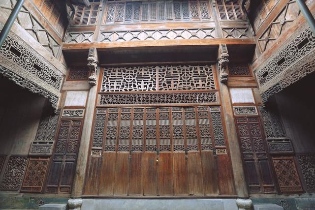 安徽歙县有一座徽商大宅院，雕梁画栋尽显风华，是徽州文化的圣殿