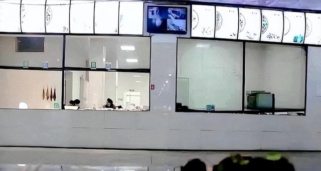 北京下了死命令，2027年底前	，所有中小学必须告别“校外配餐”