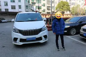 想“拉风”一把，男子私家车装“警灯”，现已被行政处罚图片