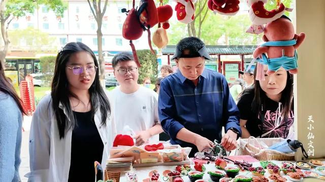 国庆假期火爆的不止麻辣烫 “天小仙”文创店人气爆棚成文化新地标