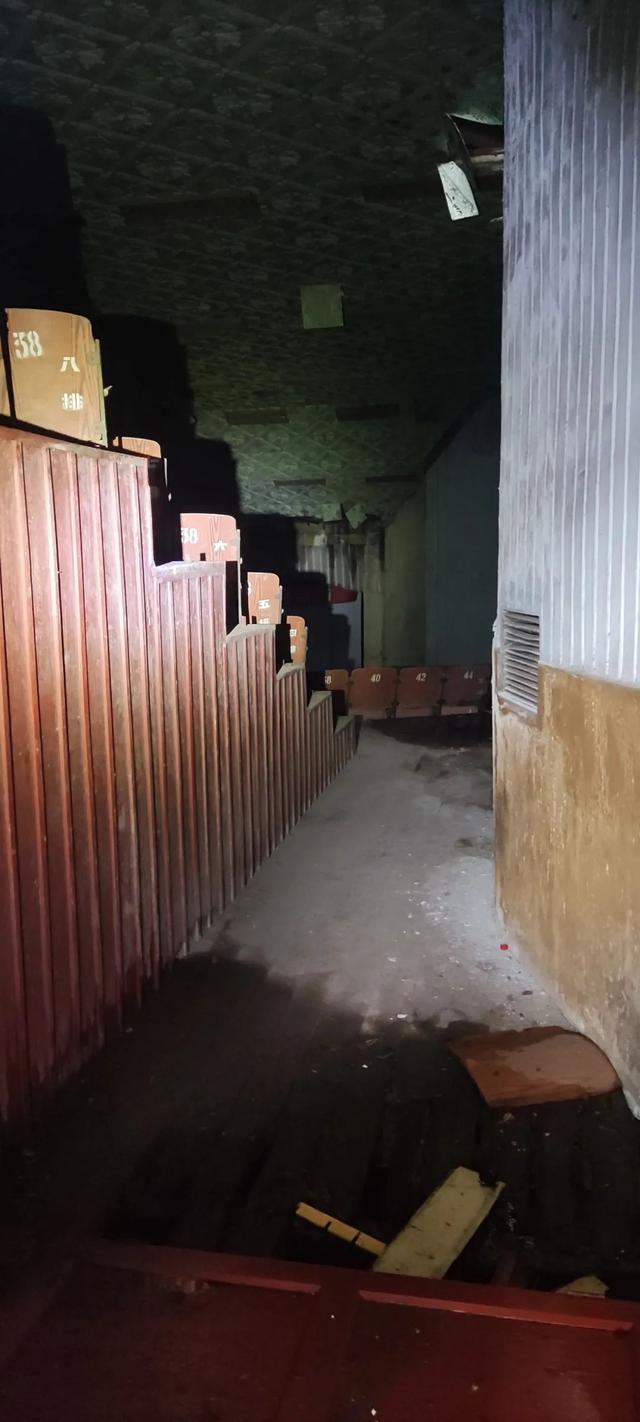 重庆巴南废弃了20多年的电影院，里面还遗留了大量上世纪的老物件