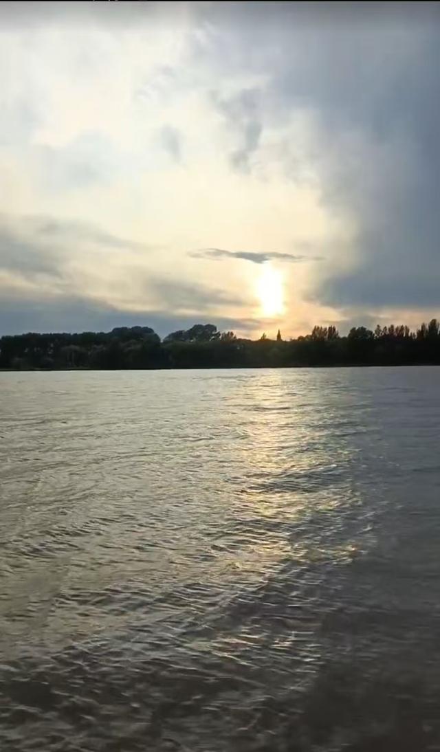 不要纠结一个男人爱不爱你，他爱与不爱不重要，重要的是你自己。