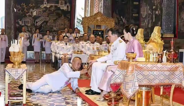 泰国国王突然跪了，尊贵身份为何输给高僧？中泰佛缘暗藏玄机