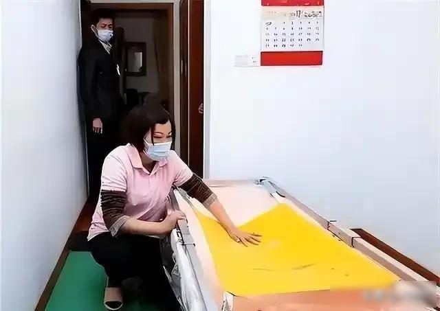 陕西女子专为老人提供服务，500元一次，常抱怨：身上全是烂疮