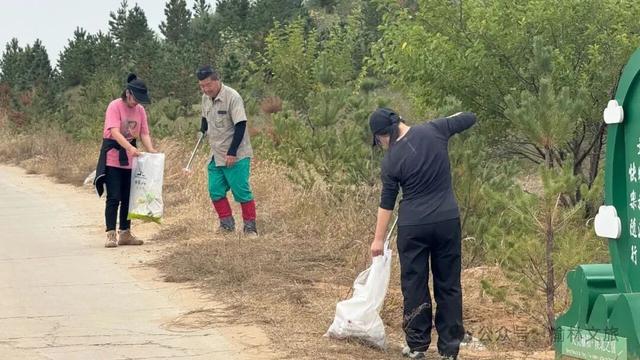 赛后无痕清理，践行绿色徒步——榆林首届长城（沙漠）重装徒步赛彰显环保担当