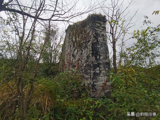 偏远乡野中寻找一个古寺遗址，探险一个深邃溶洞